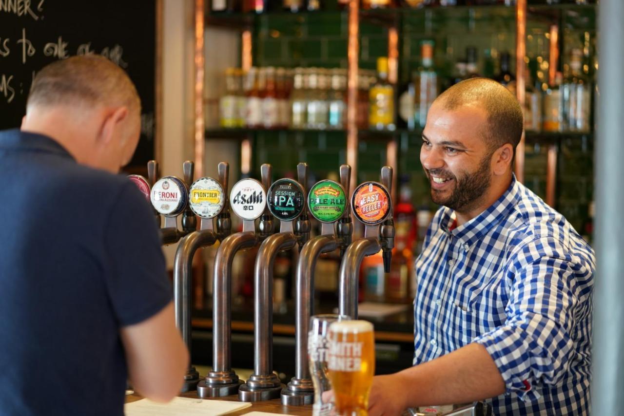 Albert Arms Esher Esterno foto