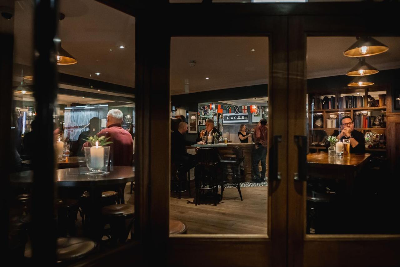 Albert Arms Esher Esterno foto