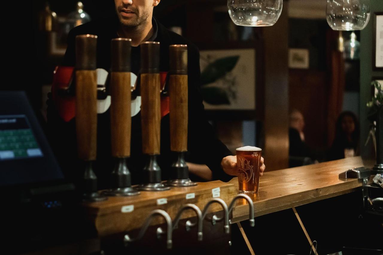 Albert Arms Esher Esterno foto